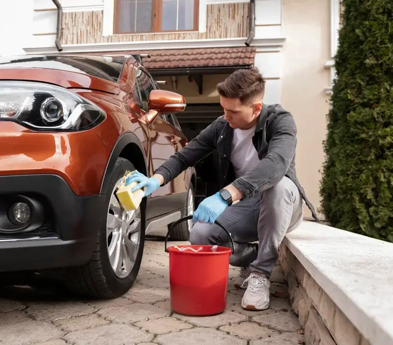 Lavage auto à domicile Chenay : professionnel intervenant sur un véhicule